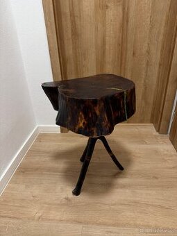 Dizajnový stolík z orechového masívu