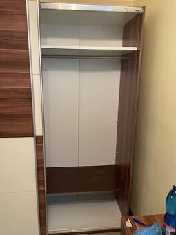 Skriňa z posuvnými dverami