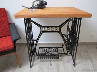 Stôl zo starého šijacieho stroja