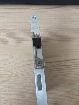 Zadlabávací zámok