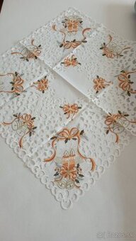 Vyšívaný biely vianočný obrus