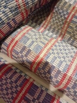 Staré tkané koberce a 2Thon stoličky