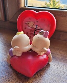 Hodiny a soška do červena