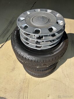 Predám preumatiky s diskami na Fiat 500 + puklice