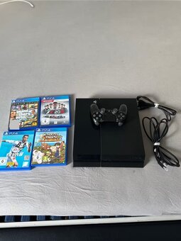 PlayStation 4 500GB so 4 hrami a jedným ovládačom