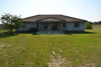 DOBRÉ REALITY -  priestranný rodinný dom s veľkým pozemkom v