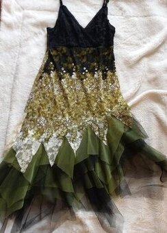 Šaty z vyšívaného tylu - 1