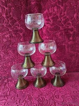 Vinove poháre s dobrusom.