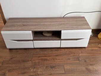Skrinka pod Tv