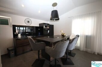 Vodice - moderný apartmán len 400m od mora