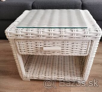 Nočný stolík biely ratan