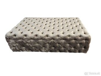 Hnedo sivý zamatový otoman alebo taburet v Chesterfield štýl