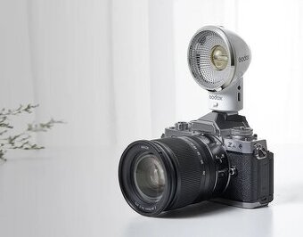 Blesk Godox v retro dizajne - úplne nový, univerzálny