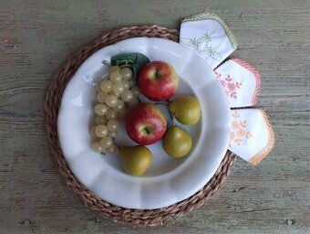 Biele hrubostenné taniere, nástenka