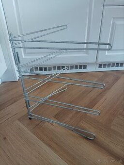 Kovový držiak na odloženie plechov na pečenie