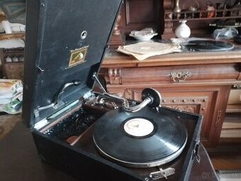 Prenosný gramofón - fonograf na kľuku.