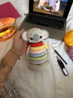 Háčkovaná detská pyramídka – koala, rozvíjajúca hračka