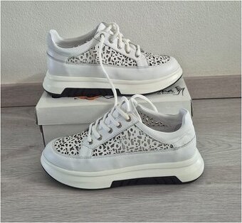 Nové sneakersy VIA ROMA