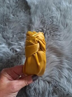 Širšia čelenka s uzlom v okrovej farbe NOVA