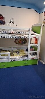 Detská poschodová posteľ aj s matracmi.
