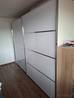 Priestranná šatníkova skriňa - 4 dielna