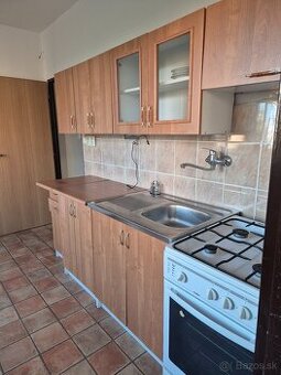 1-IZBOVÝ BYT NA "SEDMIČKE" V KN.