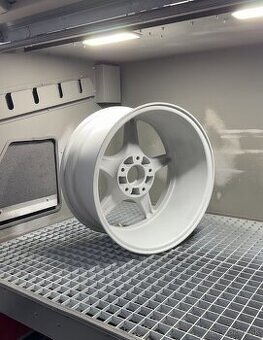 Pieskovanie kovovych dielov a súčiastok