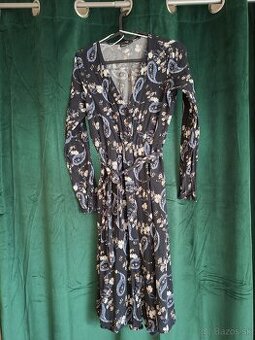 Tmavo modré vzorované šaty.