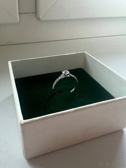 Žiarivý prsteň v bielom zlate Noella, 9K