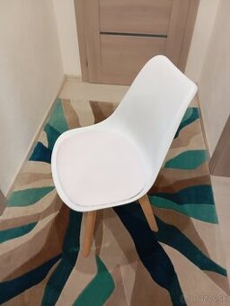 Predám stoličky, posteľ,koberce.