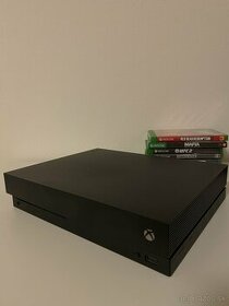 xbox one x + 7 hry + 3 controllers