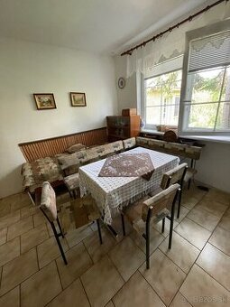 Rohová lavica so stolom a stoličkami