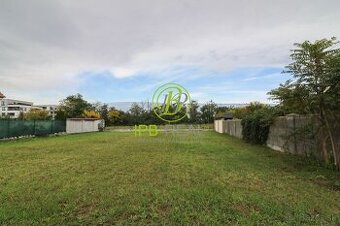 Stavebný pozemok pri jazere so súkromným prístupom k vode v 