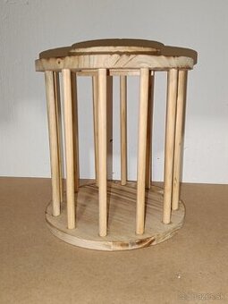 Drevené krmítko na seno