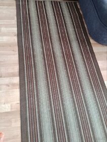 Hnedý dlhý koberec
