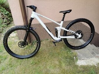 Horsky bicykel celoodpruzeny carbon ram L pneu 29