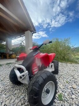 Elektricka stvorkolka peg-pérgo polaris outlaw