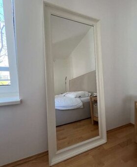 Zrkadlo v krásnom bielom ráme