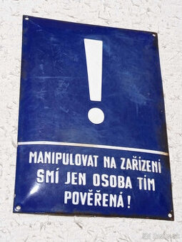 smaltovaná tabuľka "Manipulovat na zařízení smí  jen ..."
