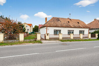 Rodinný dom v centre obce Tomášov s veľkým pozemkom a invest