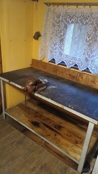 Pracovný stôl ponk so zverakom