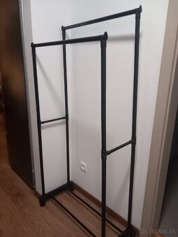 Vešiak na kolieskach