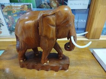 Drevený,veľky ručne vyrezávaný slon--cca 95rokov--vo výborno