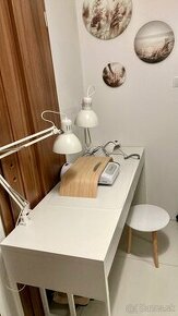 Písací stol Ikea, nechtové štúdio