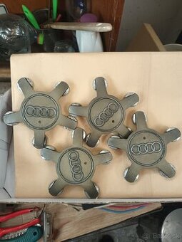 AUDI Stredové puklicky kolies 135mm