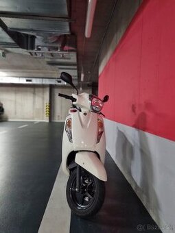 Suzuki Address skuter 125 biely
