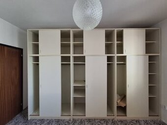 Darujem skriňu so zasúvacími dverami