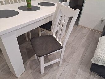 Predám jedálenský stôl rozmer 160/90 a k tomu štyri stoličky