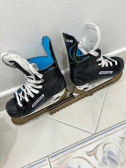 Bauer hokejove korcule s hokejovou prilbou