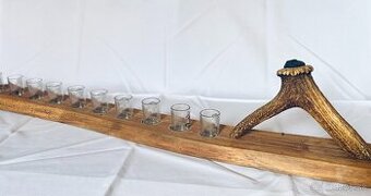 Rustikálny ručne vyrobený drevený podnos s pohárikmi